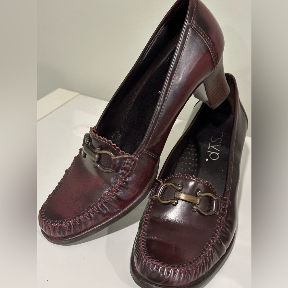 RSVP Burgundy Block Heel Copper Buckles Size 8/39 Great Condition Like New.
